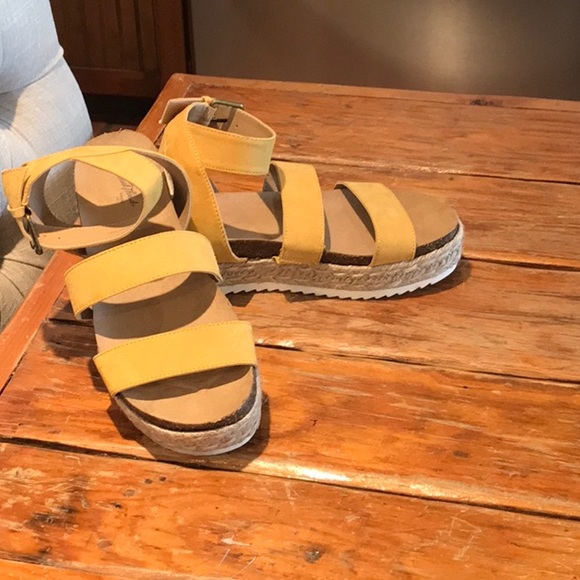 Shoes - Universal Thread Size 7 Sandle